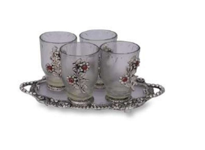 4 Glasses with tray 